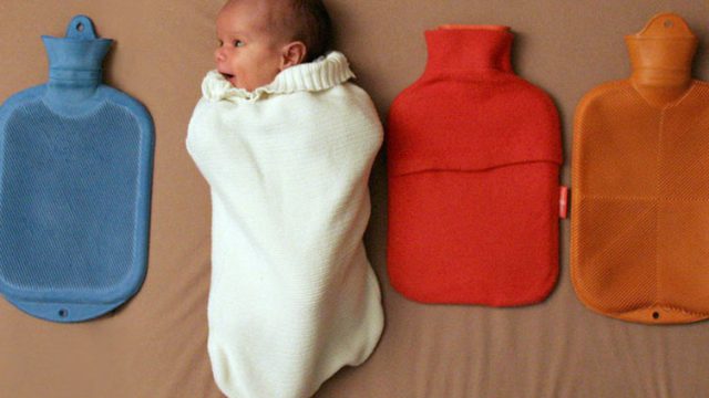 استفاده-از-کیسه-آب-گرم-برای-نوزاد