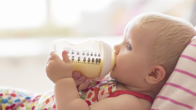 تغذیه کودک با شیشه شیر